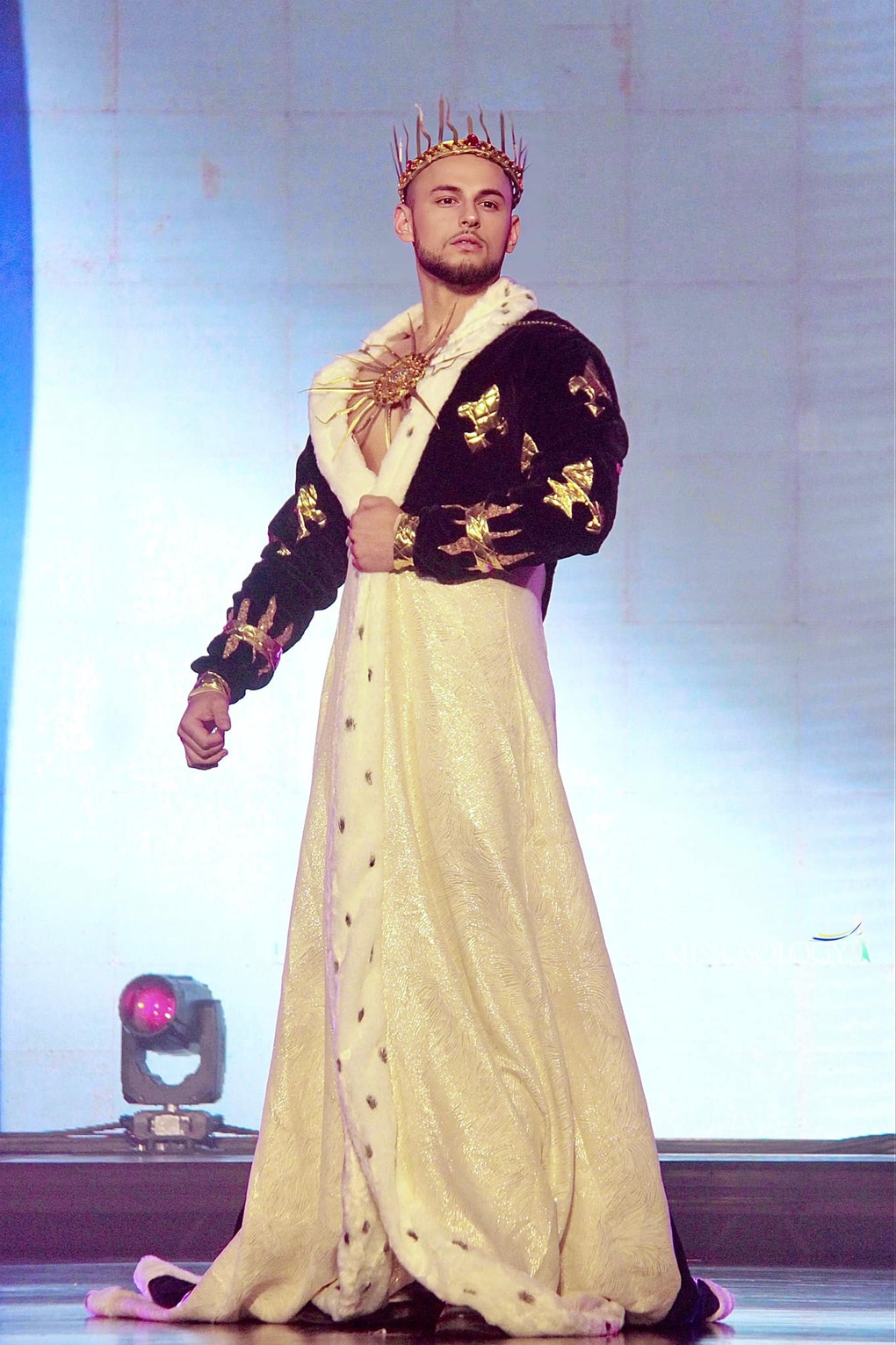 Loạt trang phục kiệm vải gây tranh cãi của thí sinh Nam vương Toàn cầu 2022 - 20