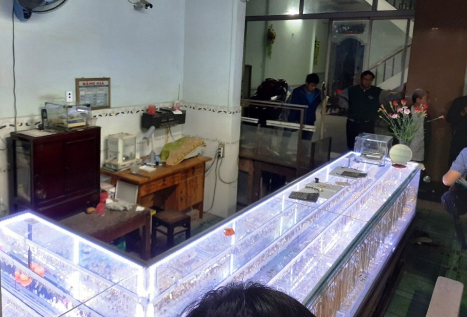 Bắt nghi phạm dùng búa tấn công chủ hiệu vàng để cướp - 2 Bắt nghi phạm dùng búa tấn công chủ hiệu vàng để cướp - 2