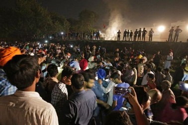 Tàu hỏa lao vào đám đông ở Ấn Độ, hơn 60 người chết