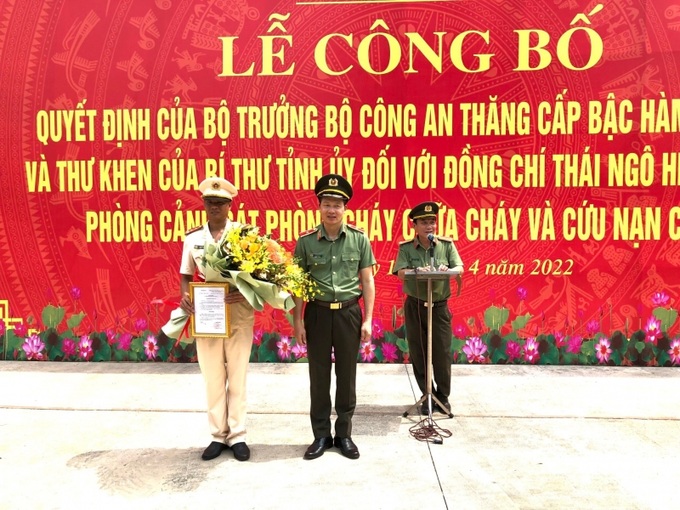 Thiếu tướng Vũ Hồng Văn, Giám đốc Công an tỉnh Đồng Nai đã trao Quyết định của Bộ trưởng Bộ Công an về việc thăng cấp bậc hàm vượt bậc từ Trung úy lên Đại úy kể từ ngày 10/4/2022 đối với đồng chí Thái Ngô Hiếu, cán bộ Phòng Cảnh sát phòng cháy chữa cháy và cứu hộ cứu nạn Công an tỉnh Đồng Nai.