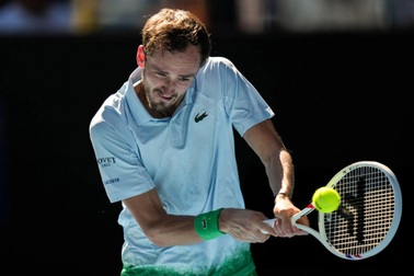 Medvedev vất vả trước tay vợt người Thái Lan, Rublev bị loại sớm