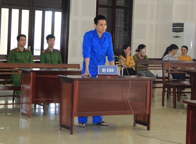 Cựu thiếu úy công an tạt axit vợ sắp cưới vì cuồng ghen lãnh án 8 năm tù - Ảnh 1. Cựu thiếu úy công an tạt axit vợ sắp cưới vì cuồng ghen lãnh án 8 năm tù - Ảnh 1.