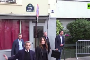 Cựu Tổng thống Pháp Sarkozy nắm tay vợ trước khi ngồi tù