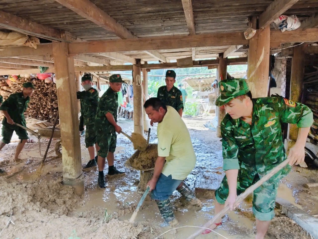 Bộ đội biên phòng giúp dân di dời tài sản trong mưa lũ ở Sơn La - 2 Bộ đội biên phòng giúp dân di dời tài sản trong mưa lũ ở Sơn La - 2