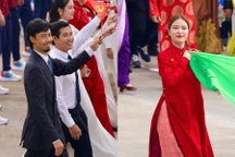 Đen Vâu đổi vị trí cho Hoàng Thùy Linh khi tổng duyệt diễu hành A80