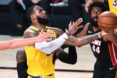 LeBron James rực sáng, LA Lakers thắng ở lượt đầu chung kết NBA