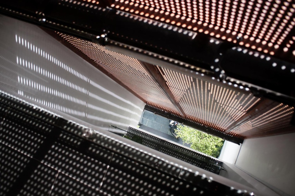 Nhà có mặt tiền độc: Ngày chắn nắng, tối lên đèn thành tranh vẽ lung linh - 9