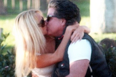 Pamela Anderson bí mật kết hôn lần thứ 5