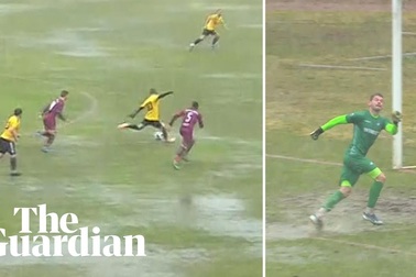 Bất chấp nghịch cảnh, cầu thủ vô danh lập siêu phẩm không tưởng