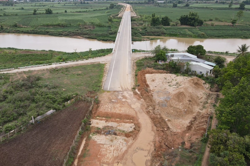 Cầu trăm tỷ xây xong nằm chờ đường dẫn - 1 Cầu trăm tỷ xây xong nằm chờ đường dẫn - 1