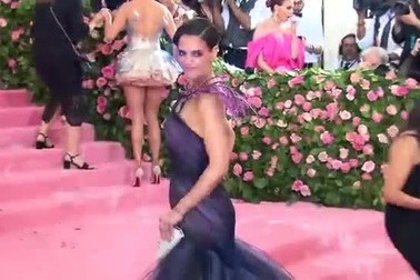 Katie Holmes và Jamie Foxx dự Met Gala
