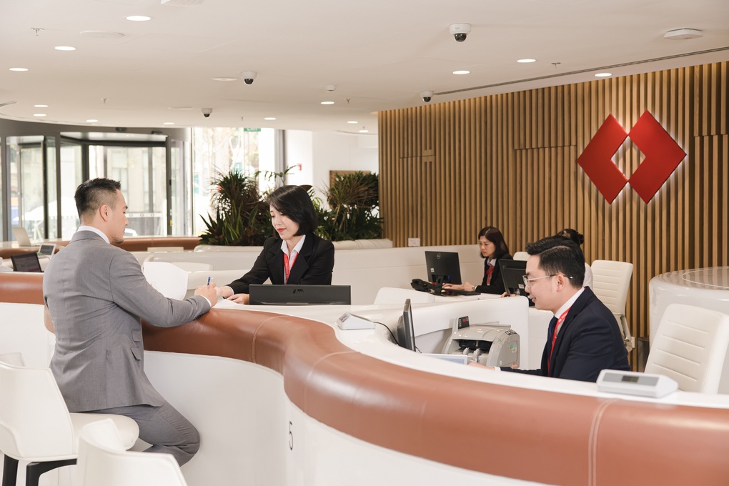 Techcombank hỗ trợ khách gấp rút hoàn thành cập nhật thông tin và đăng ký sinh trắc học - 1 Techcombank hỗ trợ khách gấp rút hoàn thành cập nhật thông tin và đăng ký sinh trắc học - 1