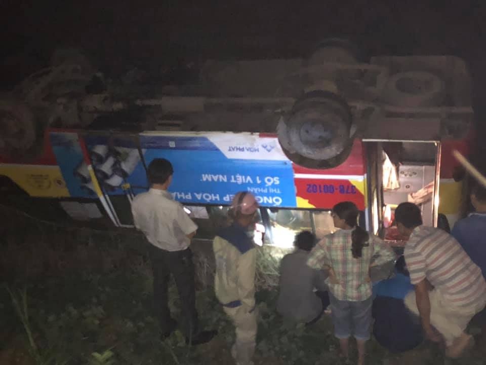 Xe buýt đâm chết trâu trên quốc lộ rồi lật ngửa dưới ruộng - 2 Xe buýt đâm chết trâu trên quốc lộ rồi lật ngửa dưới ruộng - 2