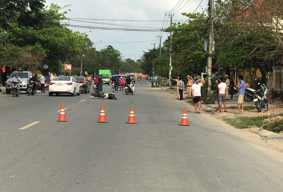 Đang làm nhiệm vụ, CSGT bị 2 thanh niên phóng xe máy tông bị thương - 1 Đang làm nhiệm vụ, CSGT bị 2 thanh niên phóng xe máy tông bị thương - 1