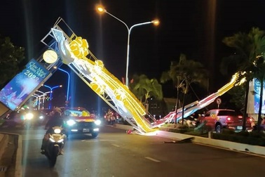 Sập cổng chào trang trí chúc mừng năm mới 2023 ở Nha Trang
