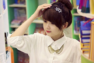 "Búp bê ảnh thẻ" biến tấu lạ với sơ-mi "giấu quần"