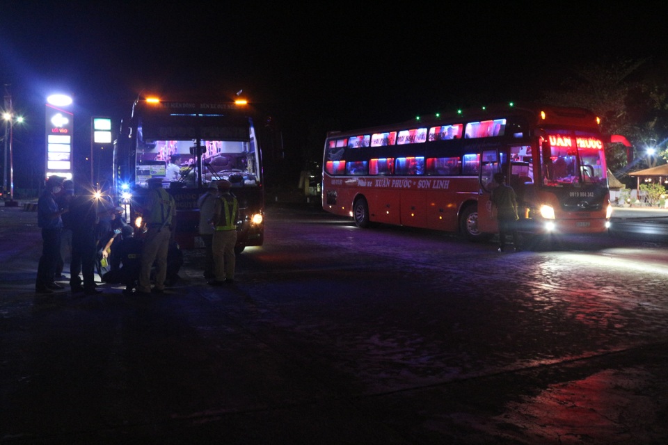 Xử phạt 6 xe khách cố tình chở người từ TPHCM đi các tỉnh - 2 Xử phạt 6 xe khách cố tình chở người từ TPHCM đi các tỉnh - 2