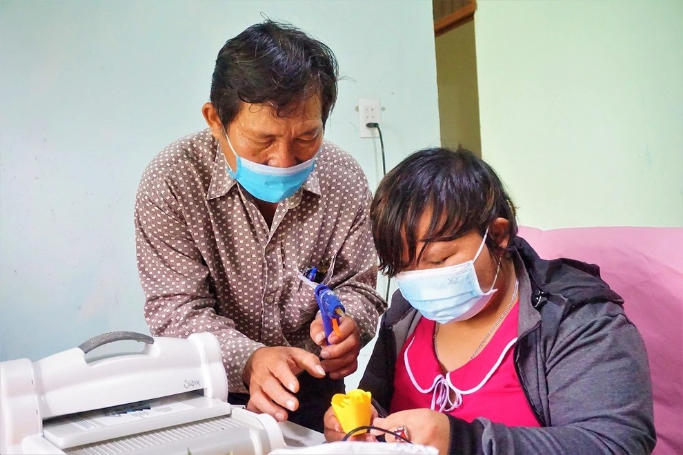 Người thầy tay ngang của những học viên nói chuyện bằng ngón tay - 4 Người thầy tay ngang của những học viên nói chuyện bằng ngón tay - 4