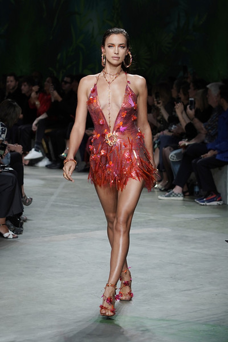 Tình cũ Ronaldo tái xuất quyến rũ với trang phục lạ mắt - 6