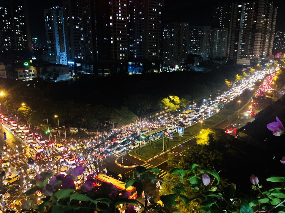 Đường phố Hà Nội ùn tắc kéo dài hàng cây số sau cơn mưa lớn chiều tan tầm - 1 Đường phố Hà Nội ùn tắc kéo dài hàng cây số sau cơn mưa lớn chiều tan tầm - 1