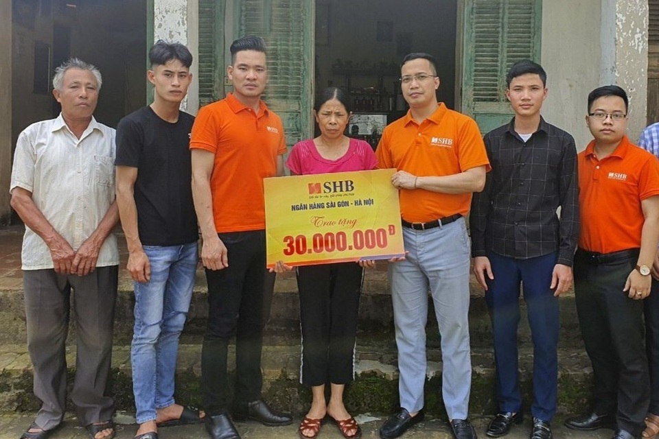 Chàng trai chăm mẹ ung thư đón nhận 30 triệu đồng từ ngân hàng trao tặng - 1 Chàng trai chăm mẹ ung thư đón nhận 30 triệu đồng từ ngân hàng trao tặng - 1
