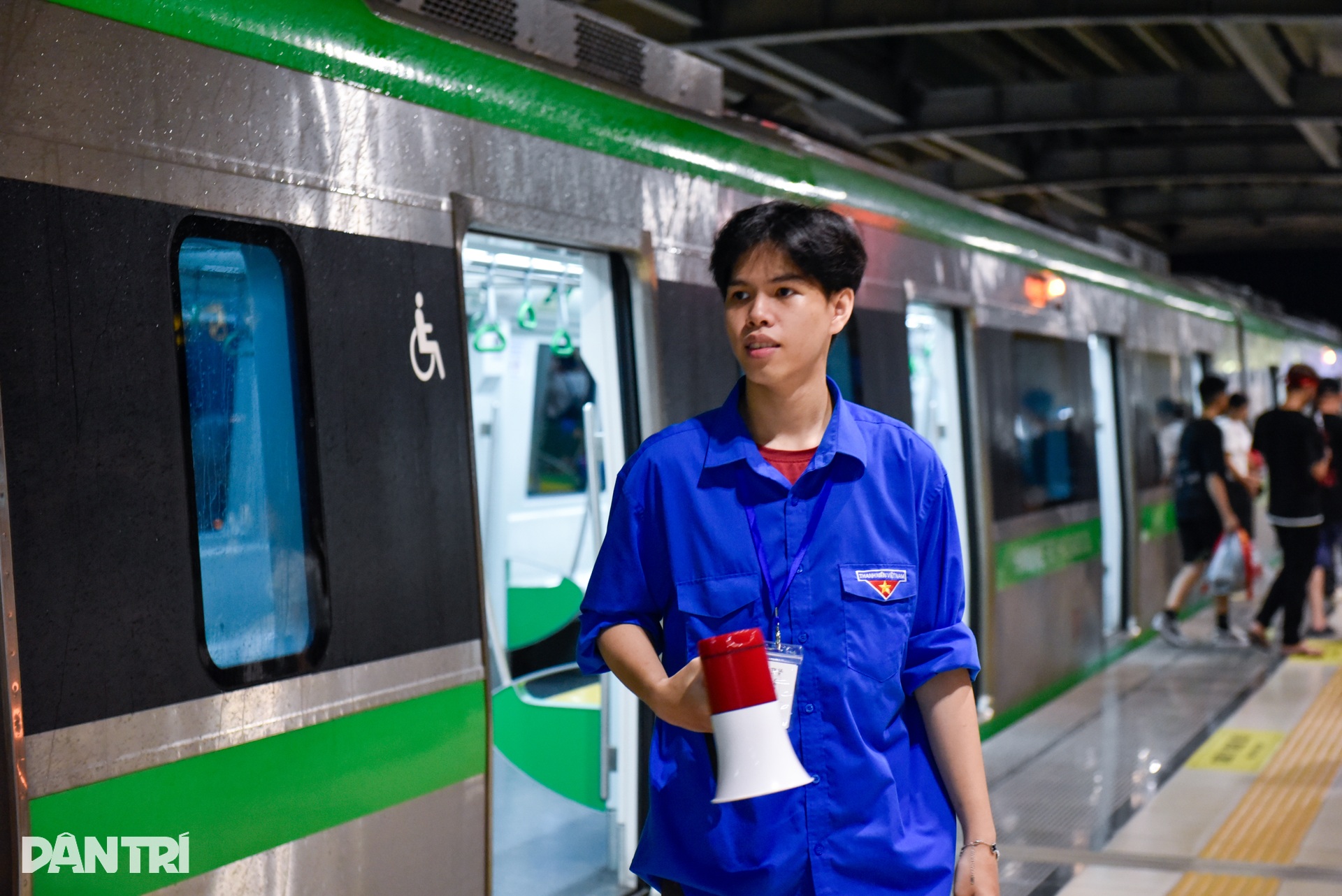 Hà Nội: Xuyên đêm nối những nhịp tàu rạo rực tình yêu đất nước - 5 Hà Nội: Xuyên đêm nối những nhịp tàu rạo rực tình yêu đất nước - 5