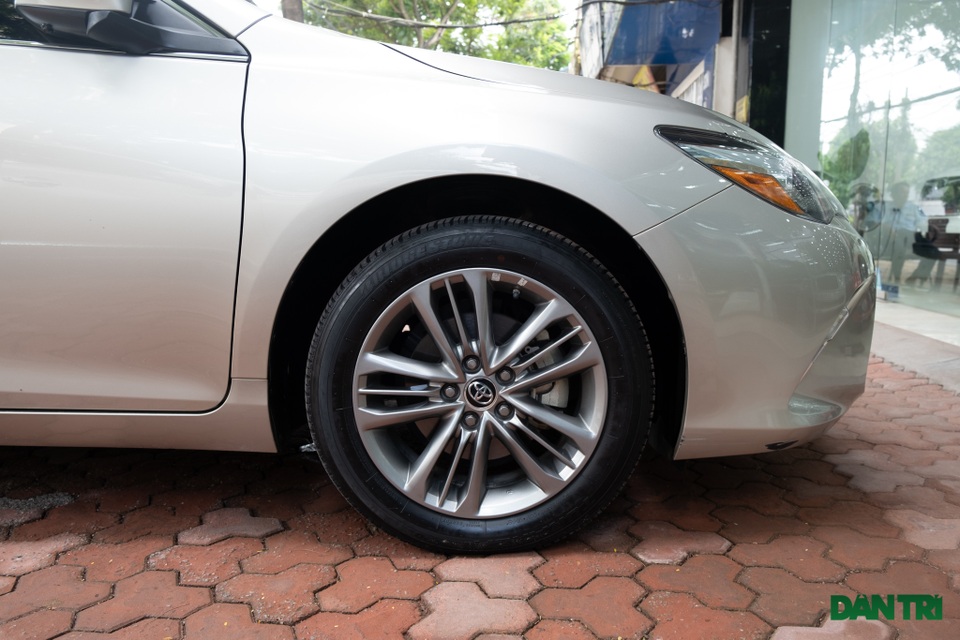 Toyota Camry nhập Mỹ 5 năm tuổi vẫn có giá ngang Camry 2.5Q đập hộp - 3 Toyota Camry nhập Mỹ 5 năm tuổi vẫn có giá ngang Camry 2.5Q đập hộp - 3