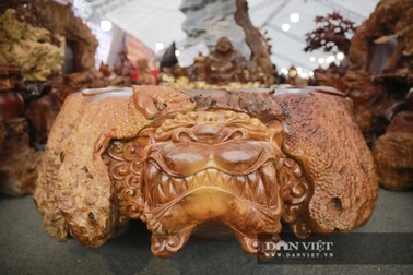 Choáng ngợp bộ bàn ghế "Cửu lân quần tụ" dát vàng giá 3 tỷ đồng