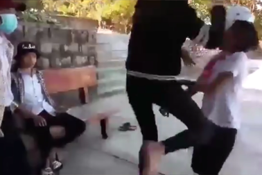 Clip nữ sinh bị đánh đập và hỏi tội bằng tiếng Anh