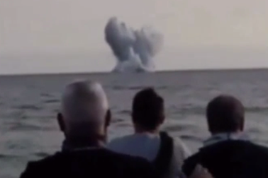 Máy bay chiến đấu đâm sầm xuống biển khi đang trình diễn