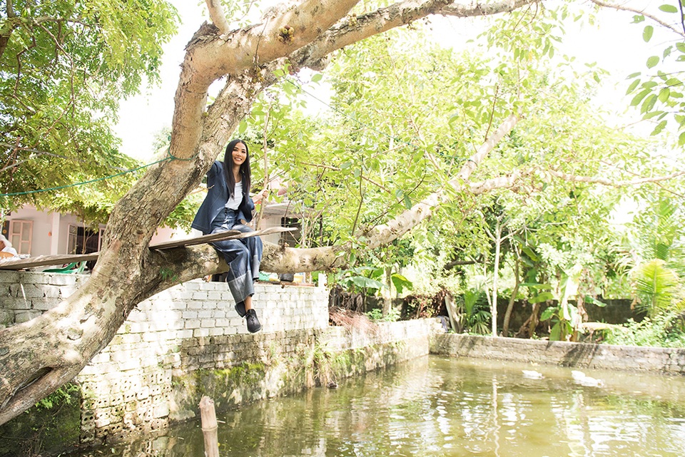 Hoàng Thùy về thăm quê nhà trước khi lên đường dự thi hoa hậu hoàn vũ - 8 Hoàng Thùy về thăm quê nhà trước khi lên đường dự thi hoa hậu hoàn vũ - 8