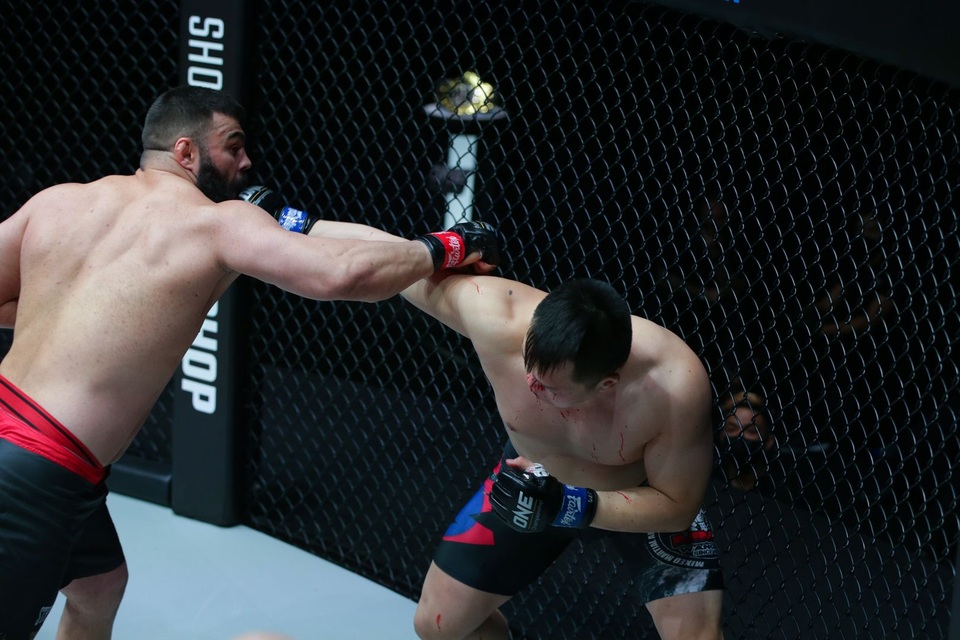 Chiến binh hùng mạnh Hàn Quốc một quại hạ knock-out đối thủ - 2 Chiến binh hùng mạnh Hàn Quốc một quại hạ knock-out đối thủ - 2
