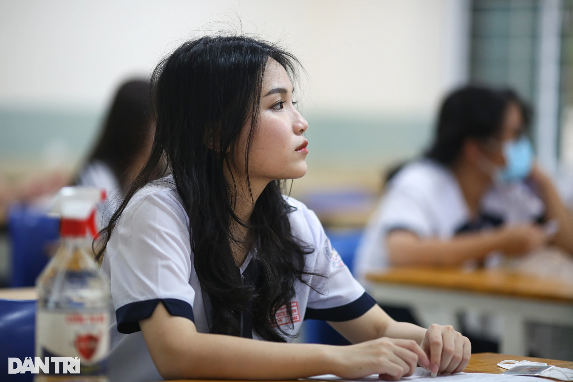 Thí sinh, phụ huynh đội mưa trong ngày làm thủ tục thi tốt nghiệp THPT 2022 - 17 Thí sinh, phụ huynh đội mưa trong ngày làm thủ tục thi tốt nghiệp THPT 2022 - 17