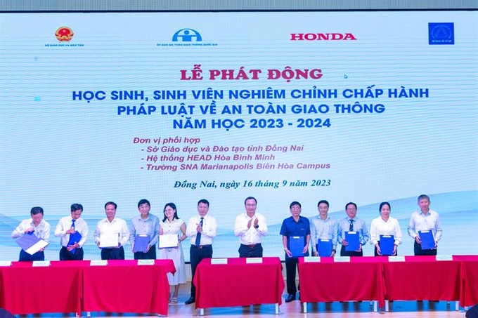 Đại diện 5 Sở GD&ĐT và 5 trường đại học ký cam kết về tăng cường giáo dục an toàn giao thông cho học sinh, sinh viên.