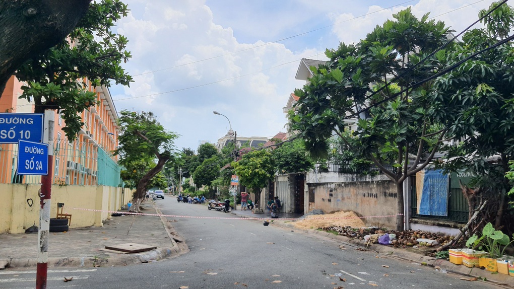 Người đàn ông bị đâm chết khi đang tập thể dục trước cổng nhà - 2 Người đàn ông bị đâm chết khi đang tập thể dục trước cổng nhà - 2