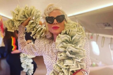 Lady Gaga đeo khăn choàng kết từ những tờ... 100 USD