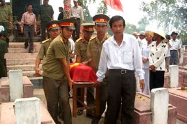 Truy điệu, an táng 8 hài cốt liệt sĩ