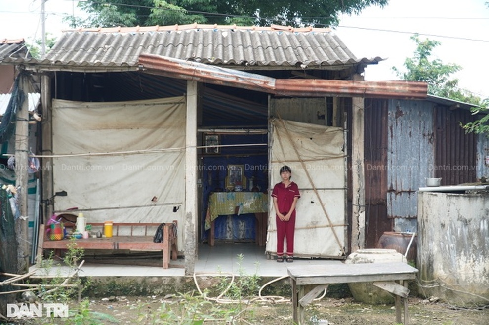 Cha mất, mẹ bỏ đi, bé gái 14 tuổi bỏ học đi làm nuôi em - 2 Cha mất, mẹ bỏ đi, bé gái 14 tuổi bỏ học đi làm nuôi em - 2