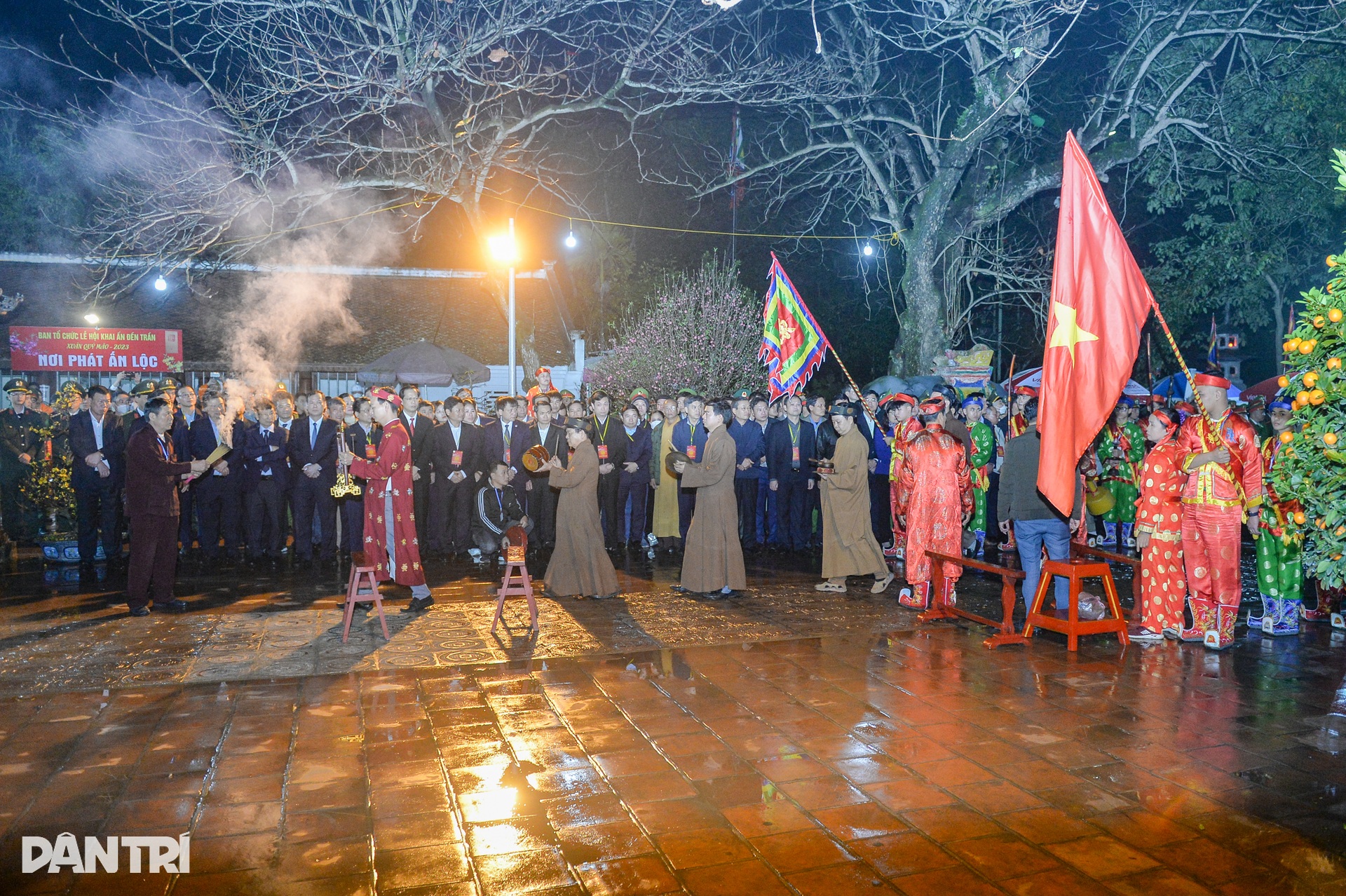 Hàng nghìn người ùa vào đền Trần sau giờ Khai ấn - 3 Hàng nghìn người ùa vào đền Trần sau giờ Khai ấn - 3