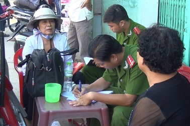 Người lái xe ôm nằm gục chết bên vệ đường