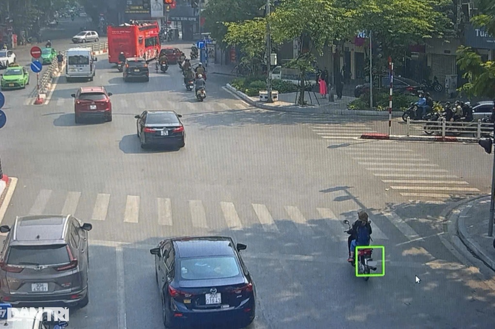 Ngày đầu áp dụng mức xử phạt vi phạm mới, nam tài xế hối hận vì vượt đèn đỏ - 1 Ngày đầu áp dụng mức xử phạt vi phạm mới, nam tài xế hối hận vì vượt đèn đỏ - 1