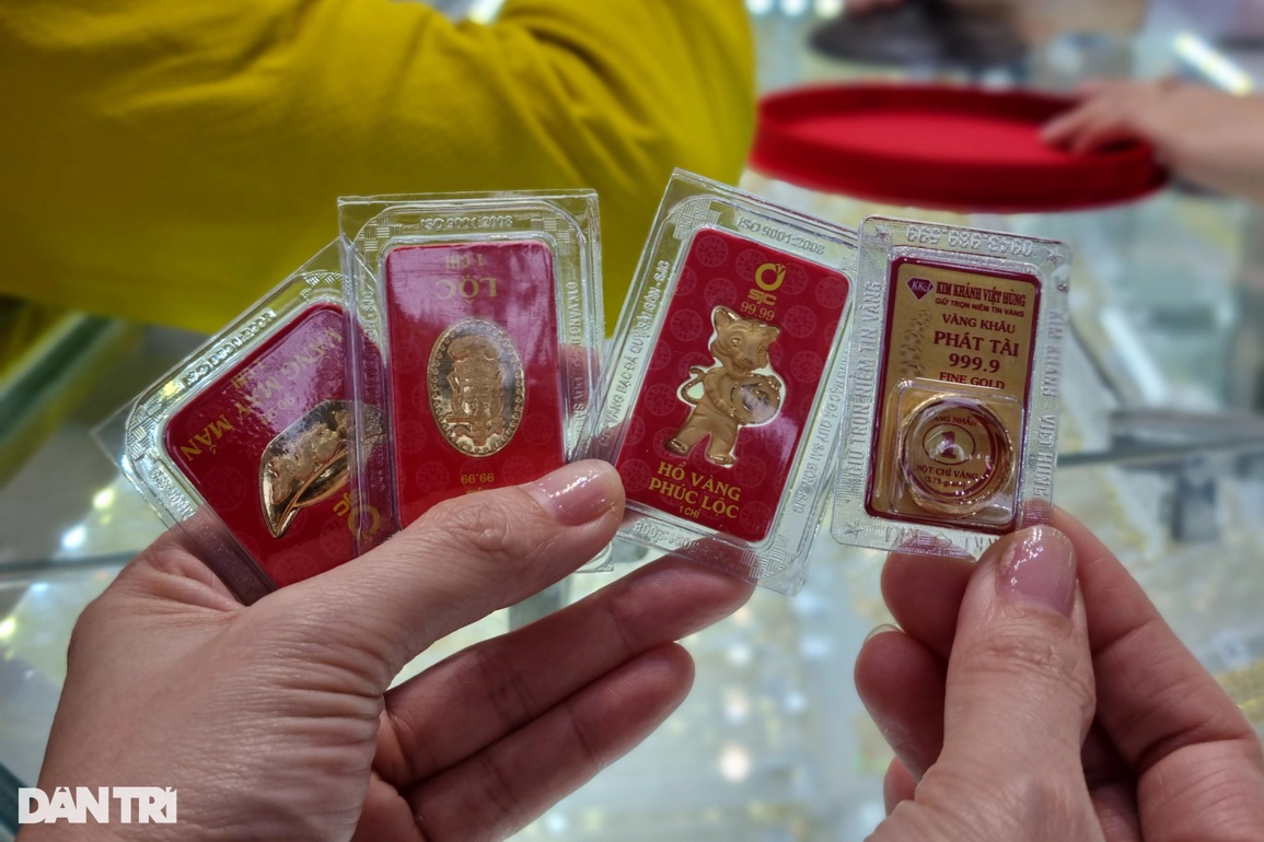 Người dân Đà Nẵng, Hà Tĩnh dậy từ 5h sáng, chờ mua 5 phân, 1 chỉ vàng - 2 Người dân Đà Nẵng, Hà Tĩnh dậy từ 5h sáng, chờ mua 5 phân, 1 chỉ vàng - 2