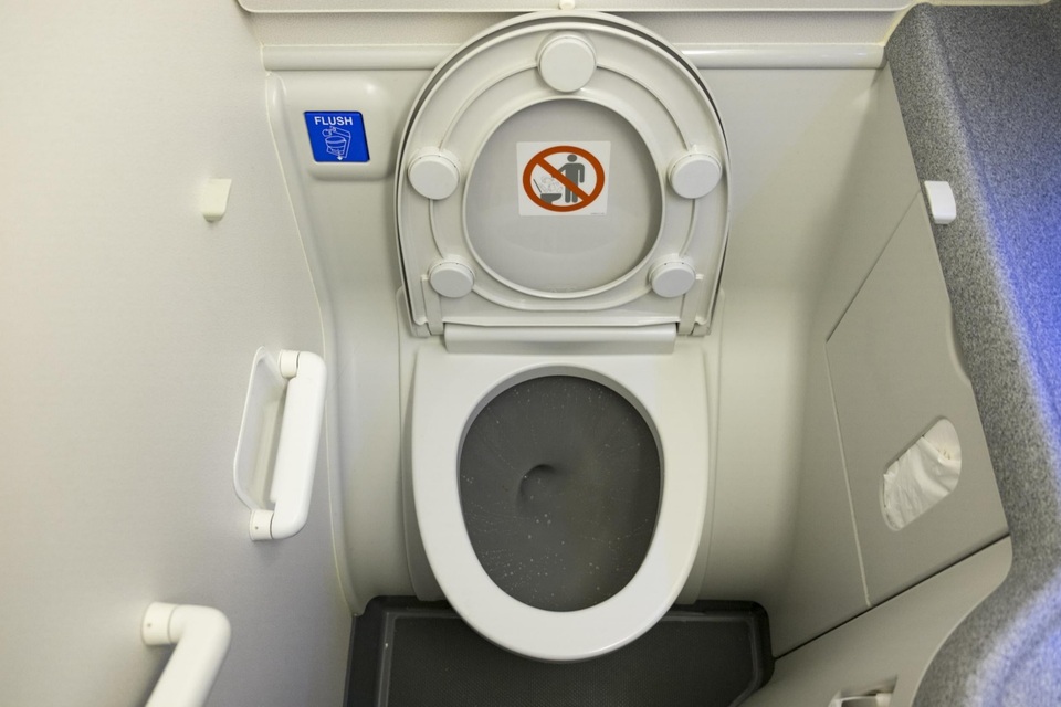 Hành khách phải xin phép mới được dùng nhà vệ sinh trên máy bay - 2 Hành khách phải xin phép mới được dùng nhà vệ sinh trên máy bay - 2