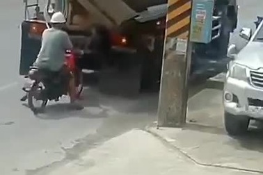 Xe trộn bê tông lùi ẩu, suýt gây tai nạn kinh hoàng