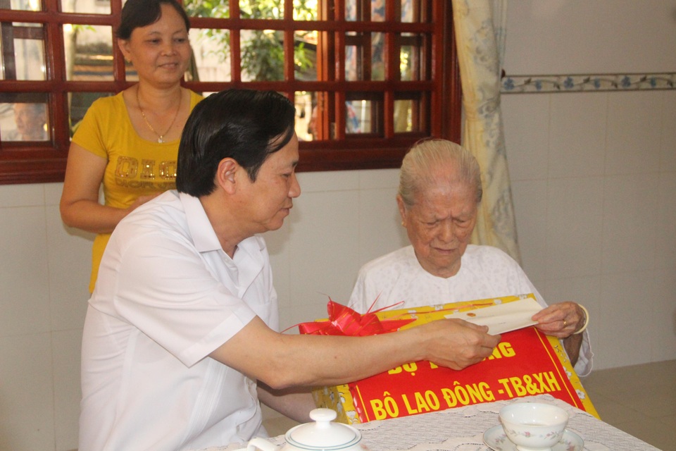 Bộ trưởng Đào Ngọc Dung thăm và tặng quà gia đình chính sách tỉnh Đồng Tháp - 3 Bộ trưởng Đào Ngọc Dung thăm và tặng quà gia đình chính sách tỉnh Đồng Tháp - 3