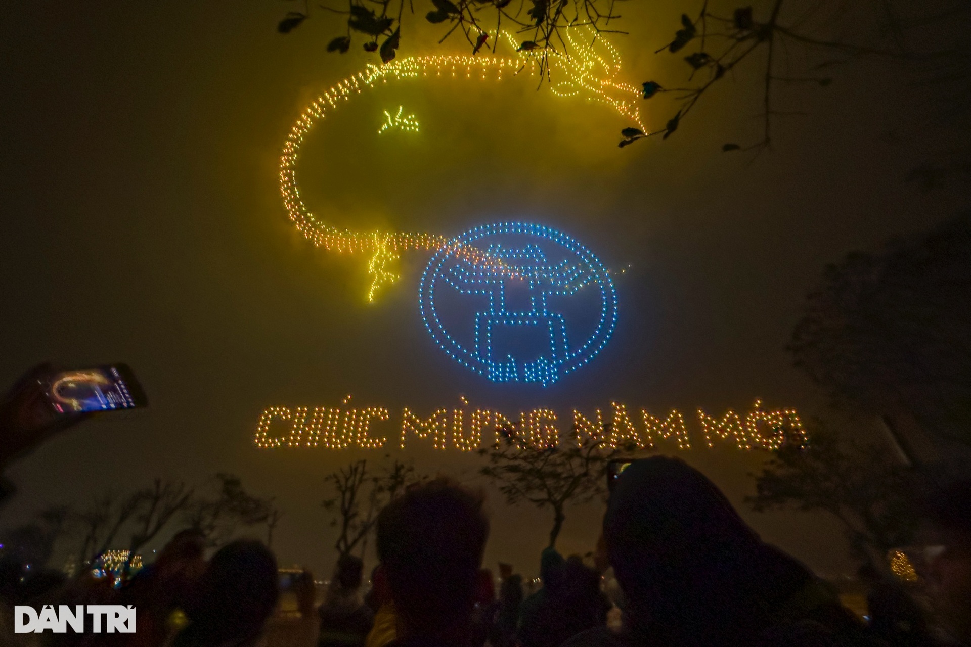 2.024 máy bay không người lái xếp hình rồng rực sáng bầu trời Thủ đô - 14 2.024 máy bay không người lái xếp hình rồng rực sáng bầu trời Thủ đô - 14