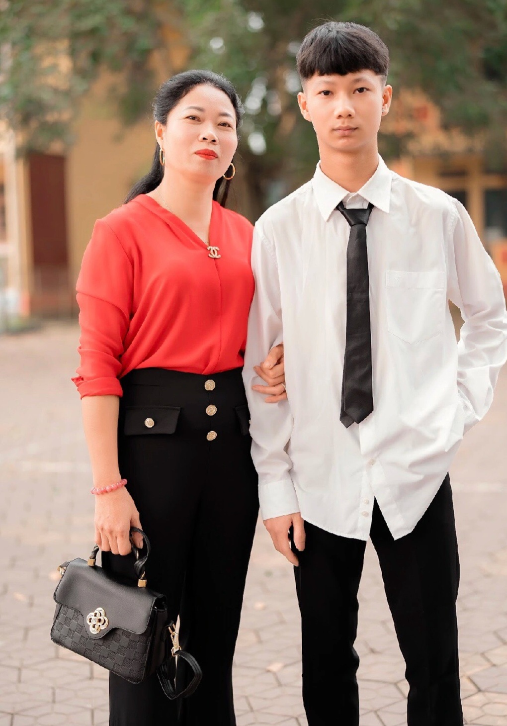 Nam sinh lớp 10 bị đứt gân chân khi đi hỗ trợ người dân dọn bùn sau lũ - 2 Nam sinh lớp 10 bị đứt gân chân khi đi hỗ trợ người dân dọn bùn sau lũ - 2