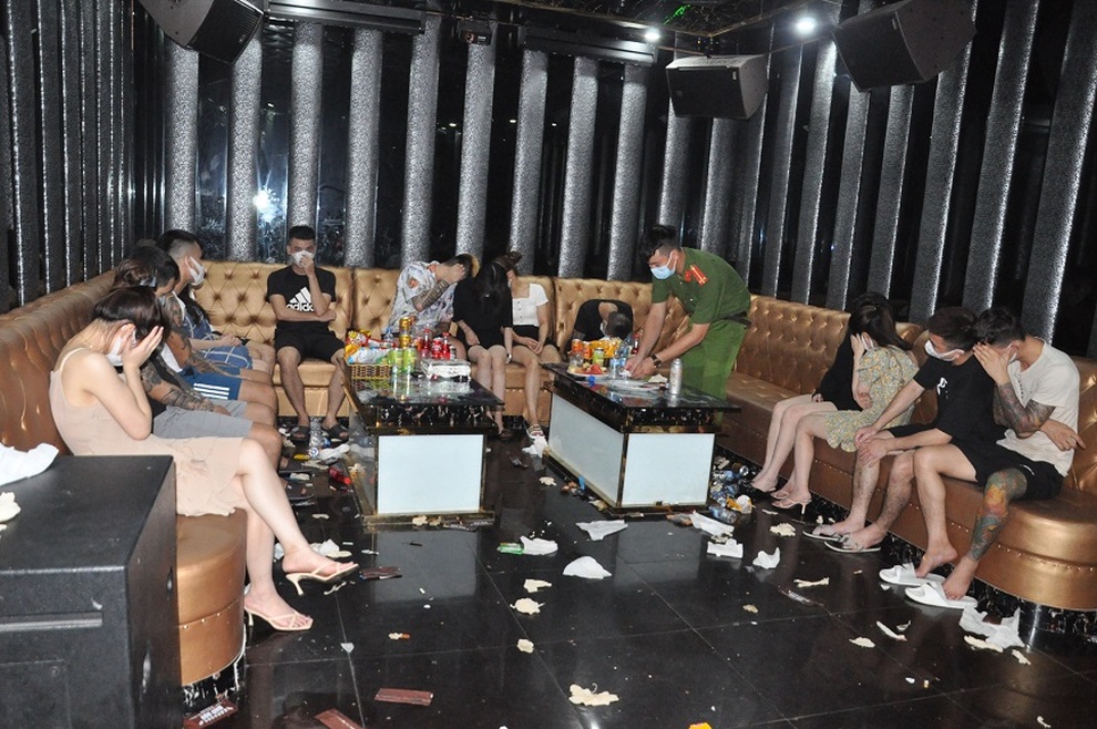 Bất chấp lệnh cấm, hơn 40 nam nữ vẫn mở tiệc ma túy trong quán karaoke - 2 Bất chấp lệnh cấm, hơn 40 nam nữ vẫn mở tiệc ma túy trong quán karaoke - 2