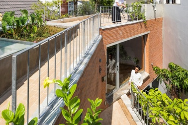 Giấu cả bể bơi trong phòng khách, ngôi nhà ba thế hệ ở TPHCM gây ấn tượng mạnh