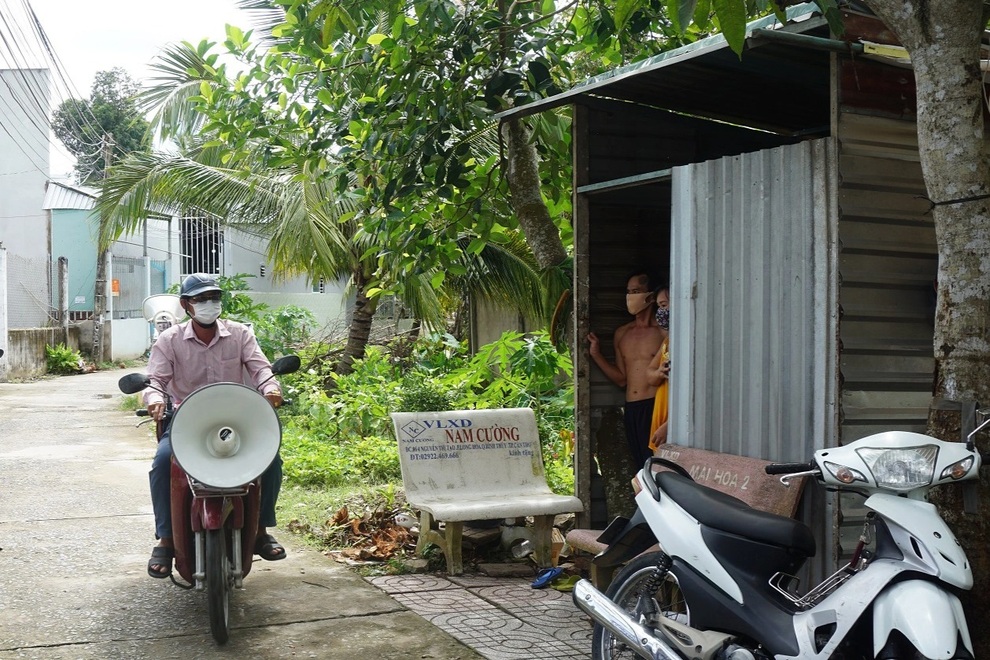 Nhà báo phường đưa thông tin phòng chống dịch đến tận mỗi người dân - 3 Nhà báo phường đưa thông tin phòng chống dịch đến tận mỗi người dân - 3